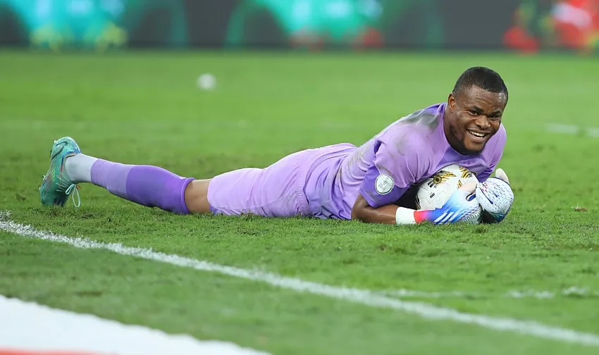Ex-goalkeeper on what Stanley Nwabali would offer Pirates that Chaine lacks