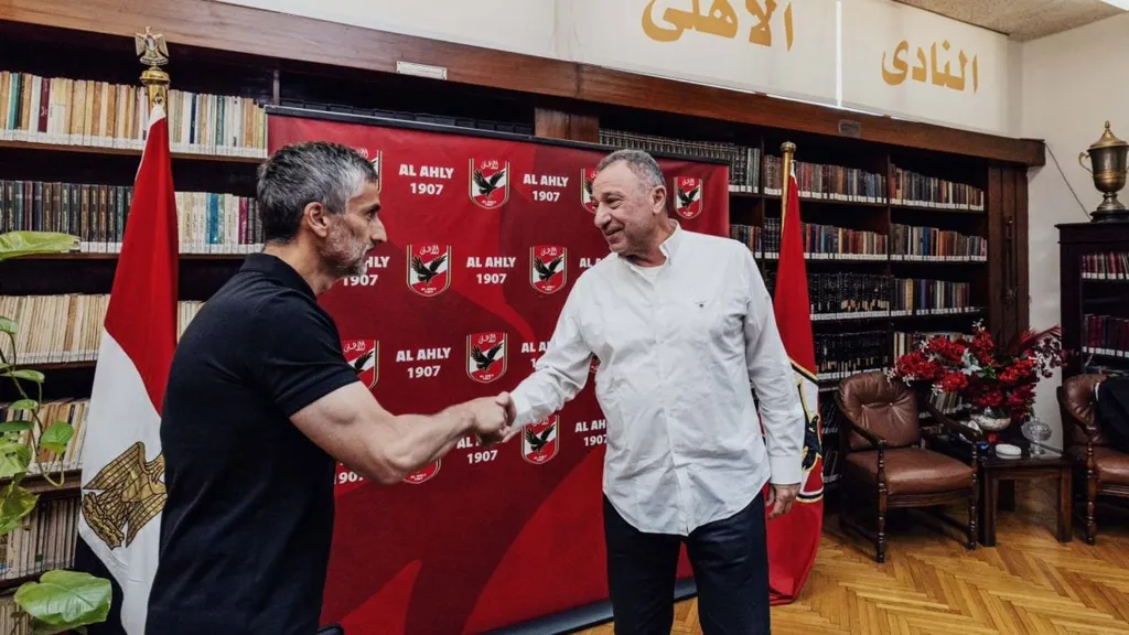 Jose Riveiro with Al Ahly president Mahmoud Al Khatib. Photo Al Ahly