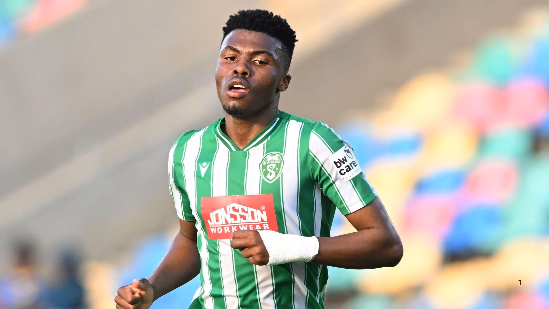 Neo Rapoo has signed for Orlando Pirates.