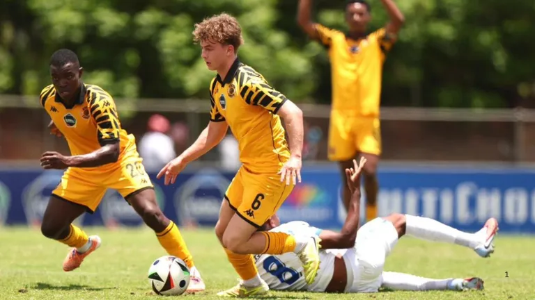 Kaizer Chiefs dent Mamelodi Sundowns&rsquo; title hopes as Orlando Pirates take seven-point lead