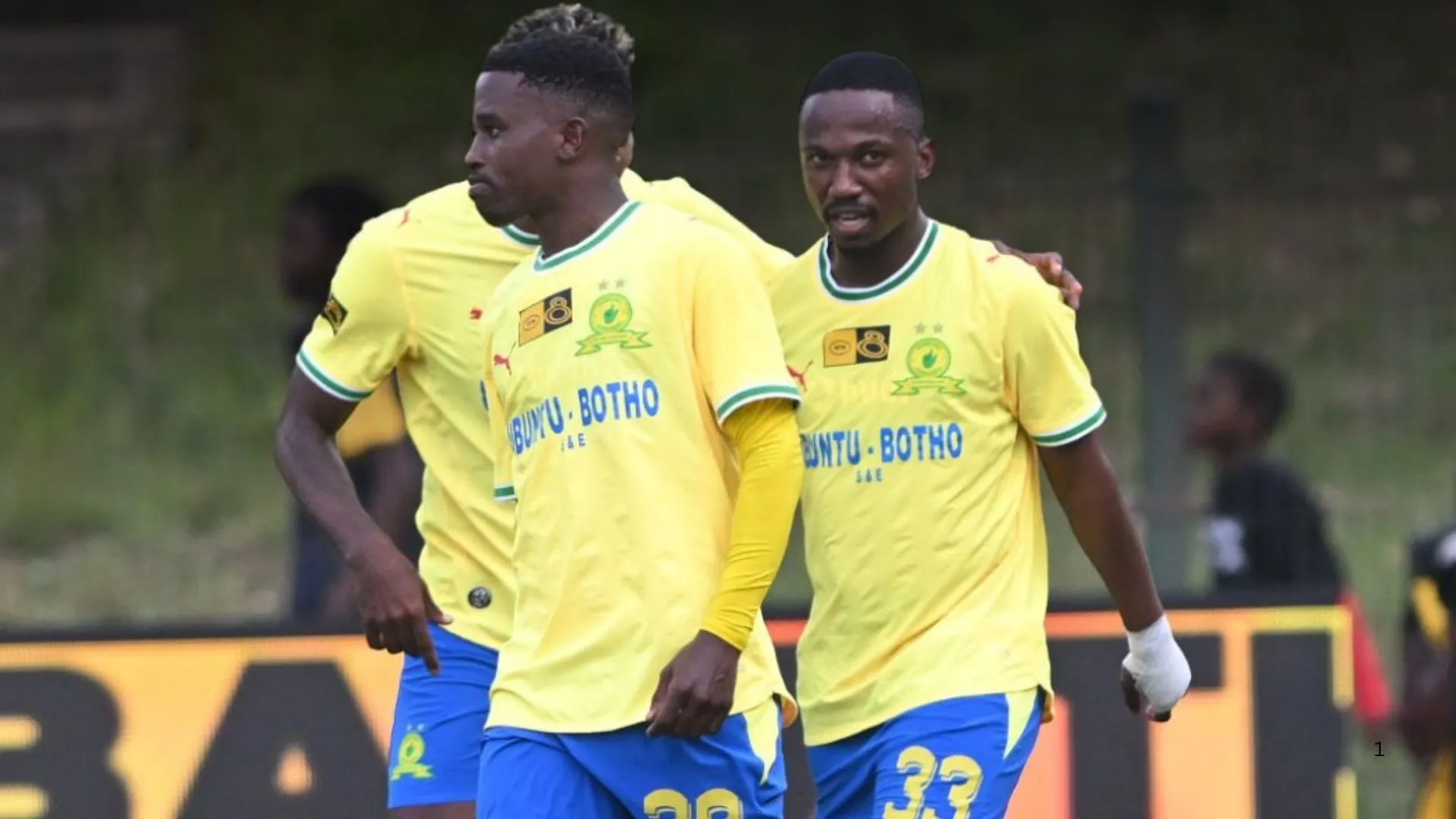 Siyanda Ndlovu and Cassius Mailula of Mamelodi Sundowns.