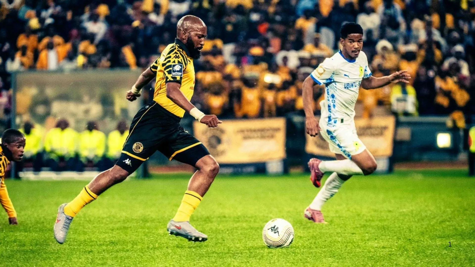 Sibongiseni Mthethwa of Kaizer Chiefs playing against Jayden Adams of Mamelodi Sundowns.