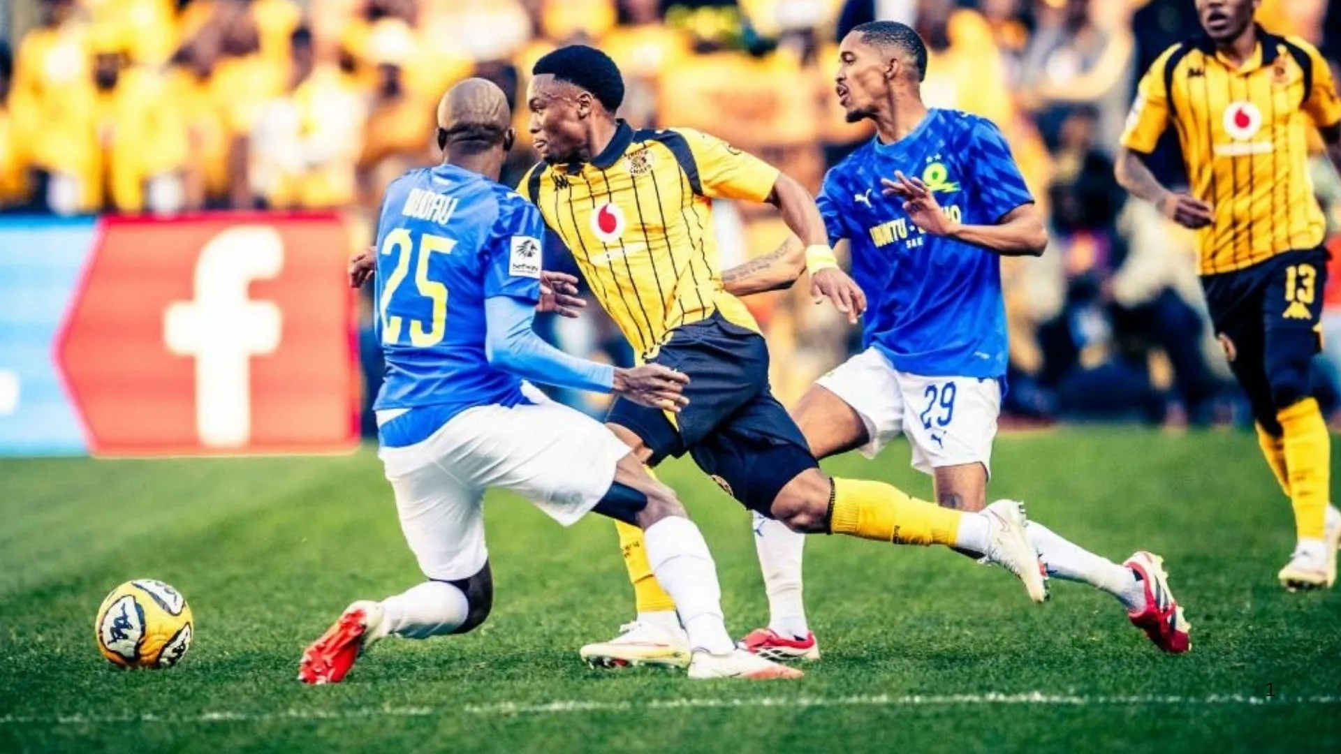 Langelihle Phili playing for Kaizer Chiefs against Mamelodi Sundowns.
