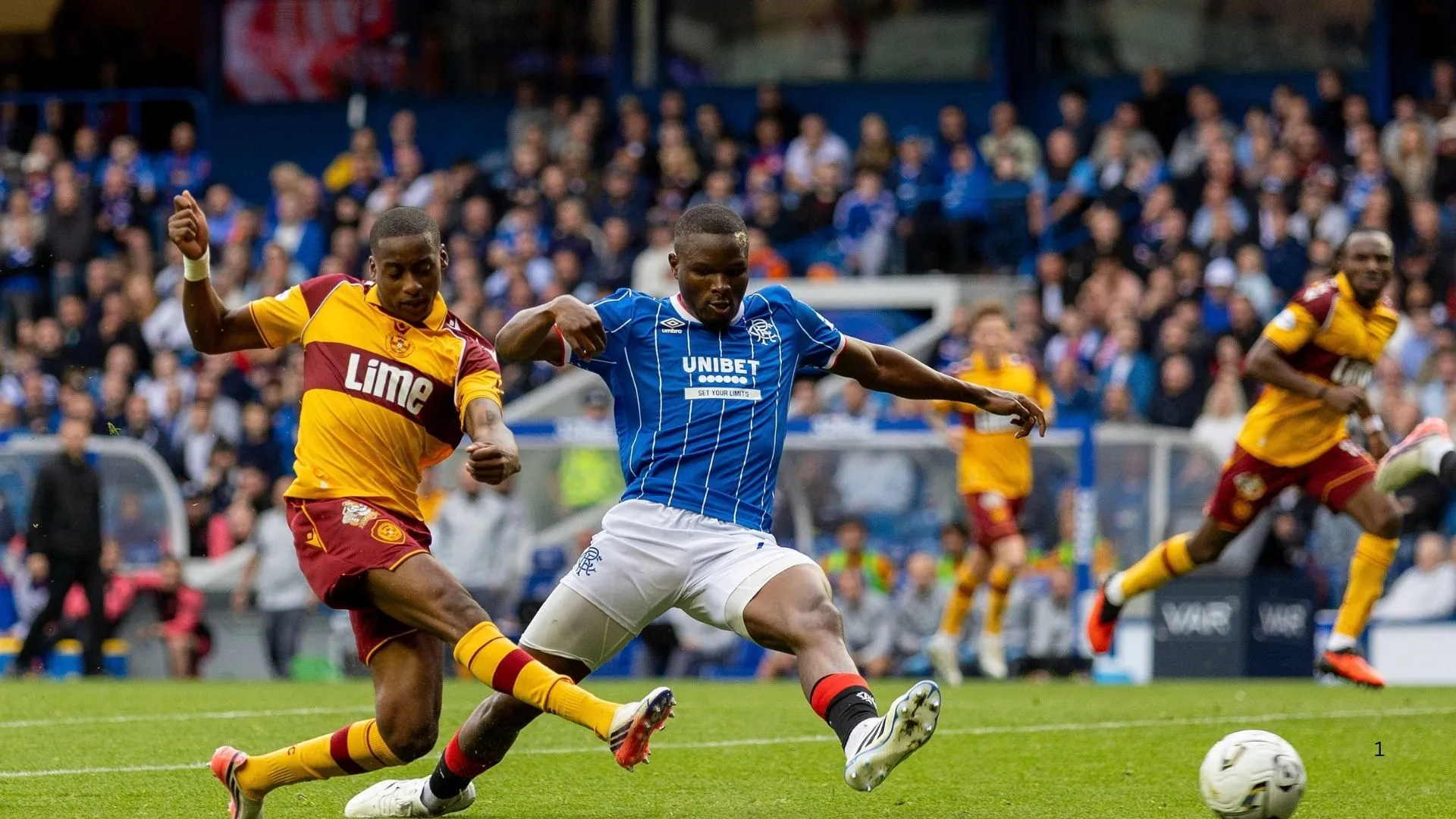 Olwethu Makhanya (right) in action for Rangers aagainst Motherwell.