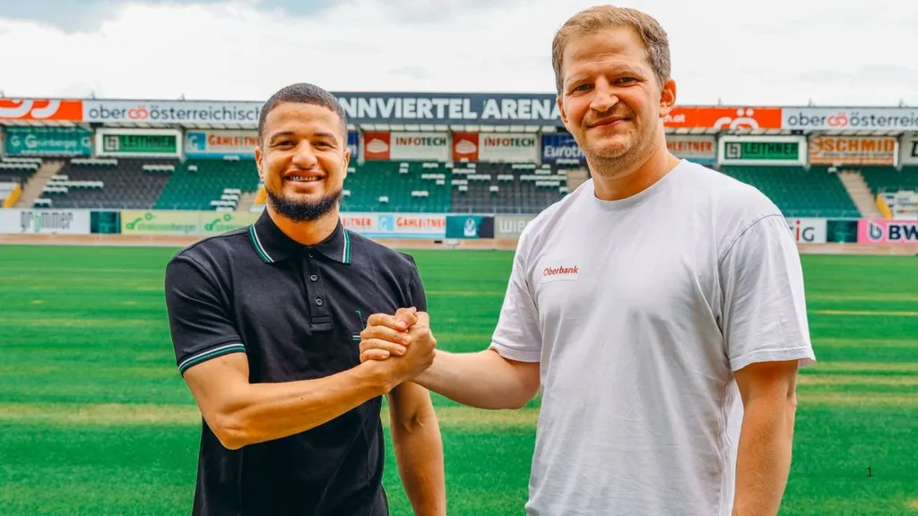 Yusuf Maart and SV Ried Sporting Director Wolfgang Fiala during his unveiling. Photo SV Ried