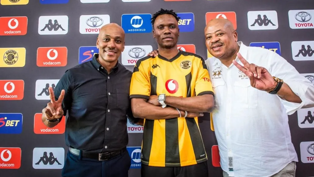 Glody Makabi Lilepo with Kaizer Motaung Jr and Bobby Motaung. Photo &ndash; Kaizer Chiefs