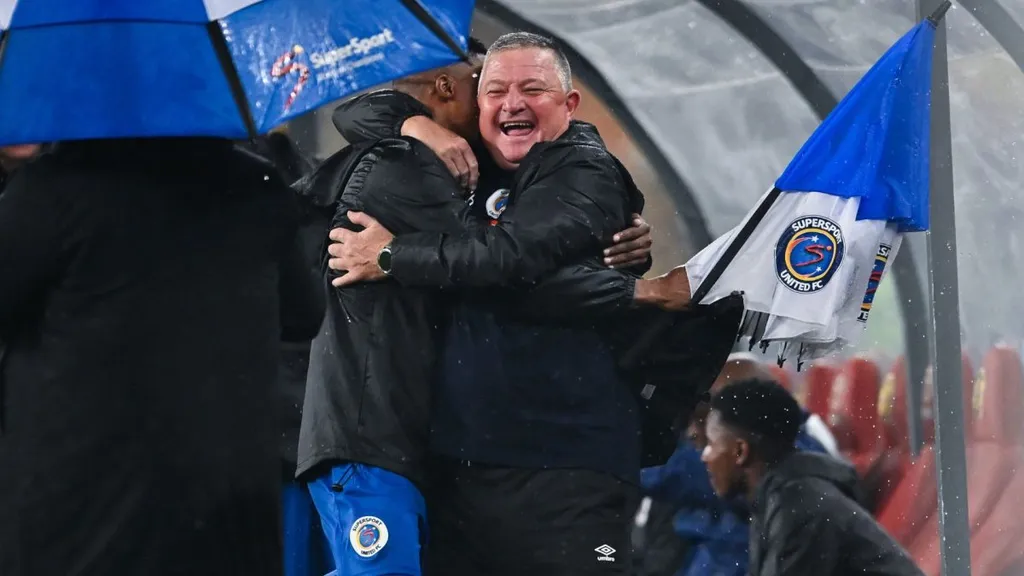 Gavin Hunt celebrates with his players after beating Kaizer Chiefs. Photo SuperSport United