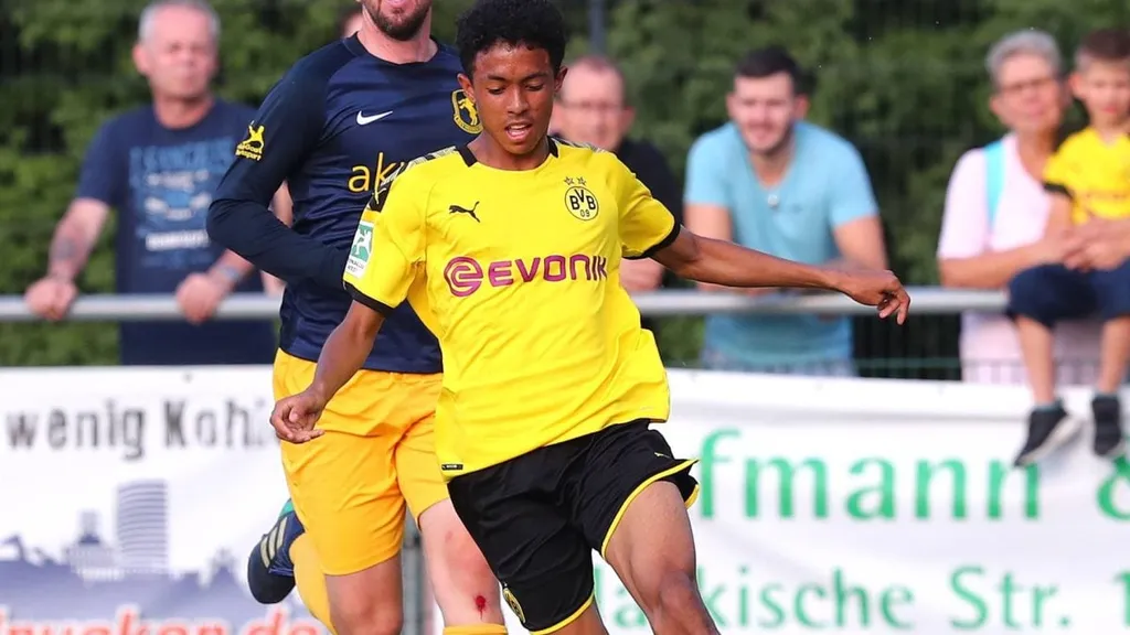 Tashreeq Matthews playing for Mamelodi Sundowns. Photo &ndash; Imago