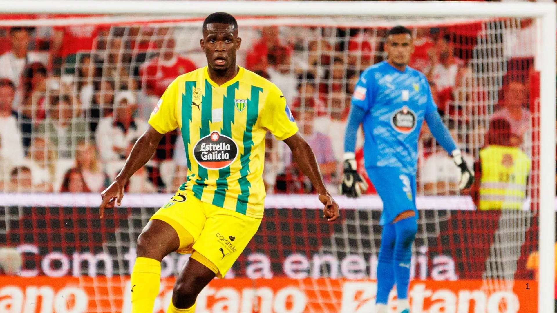 Yaya Sithole in action for Tondela.