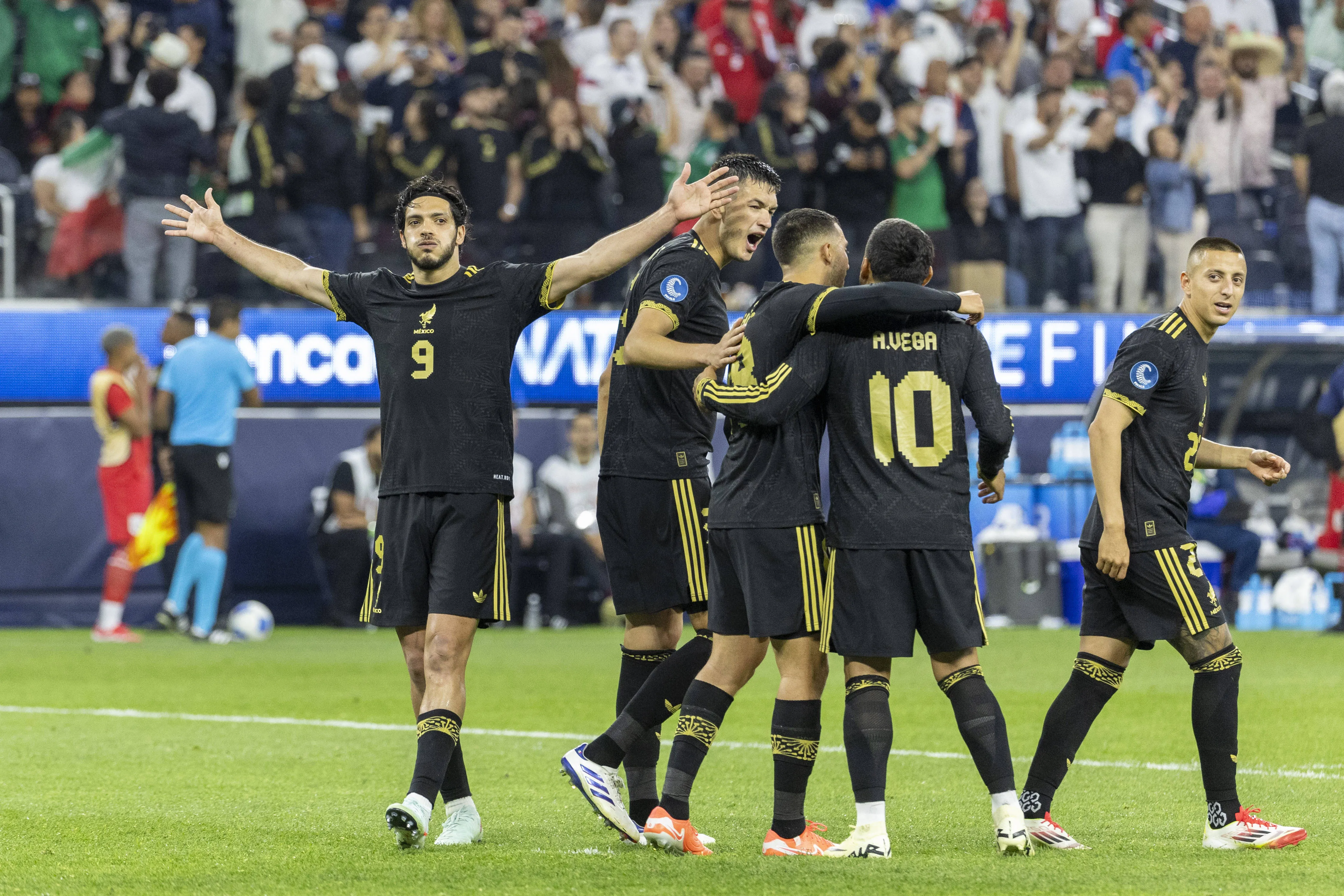 Ra&uacute;l Jim&eacute;nez celebrates with teammates