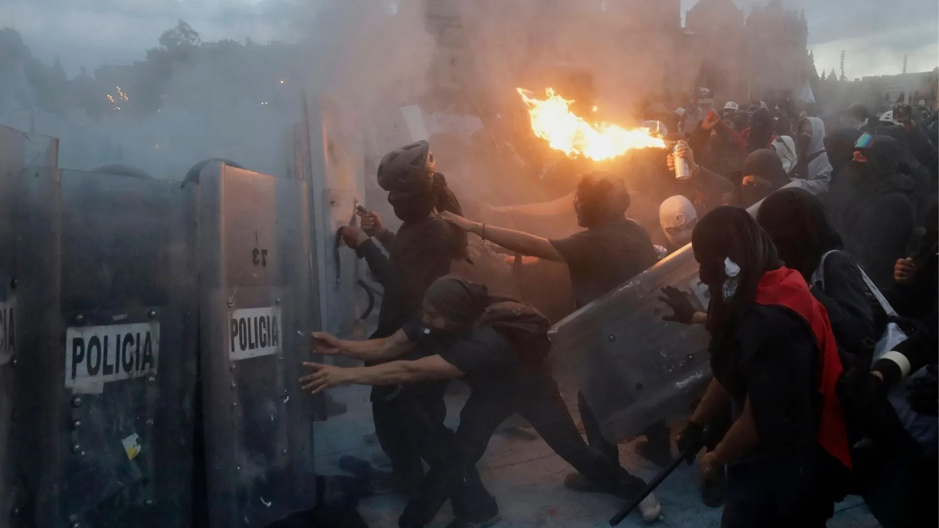 Mexicans clash with police. Photo &ndash; Imago