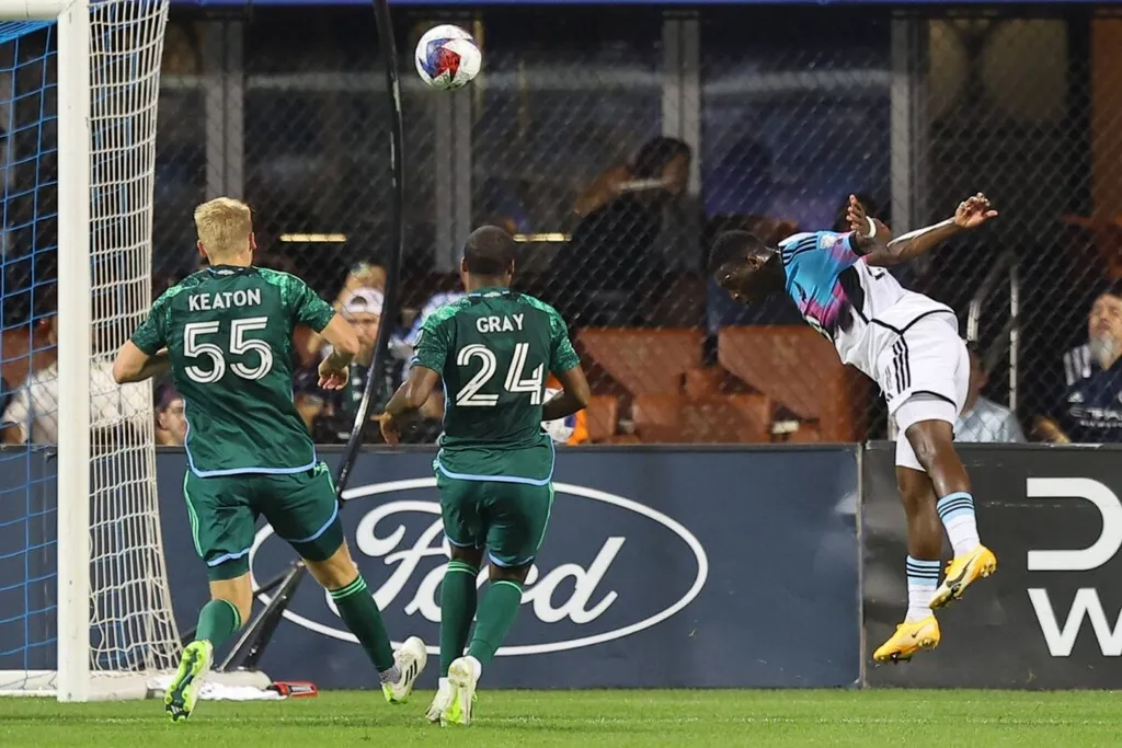 Bongokuhle Hlongwane heads the ball.