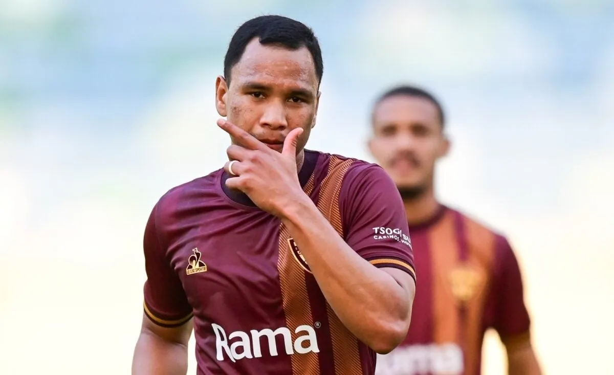 Barker reveals why Pirates & Chiefs are chasing Bafana Bafana star Basadien