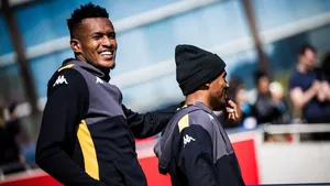 ‘Chiefs fans fill stadium & steal limelight from 57 Downs fans! Amakhosi need to finish 8th but if you fire Nabi…!