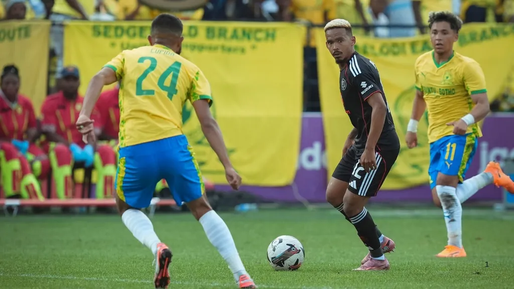Oswin Appollis drives with the ball against Mamelodi Sundowns. Photo Orlando Pirates