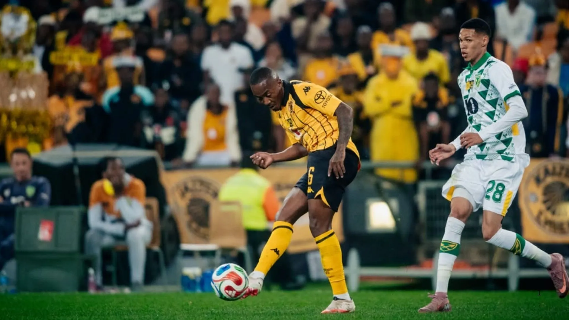 Lebohang Maboe playing for Kaizer Chiefs against Golden Arrows in te MTN8.