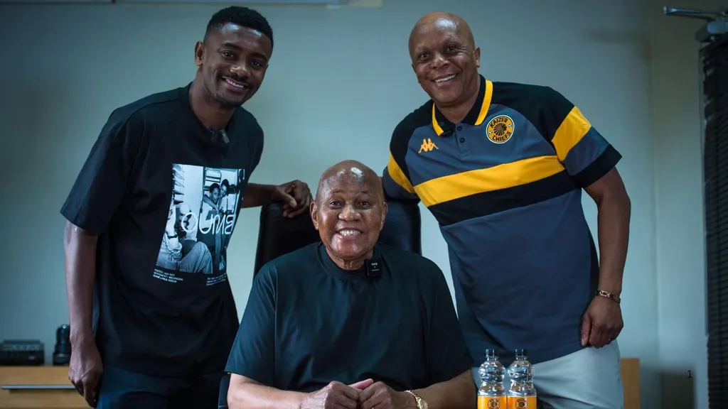 Salomon Kalou with Kaizer Motaung Sr and Doctor Khumalo. Photo – Kaizer Chiefs