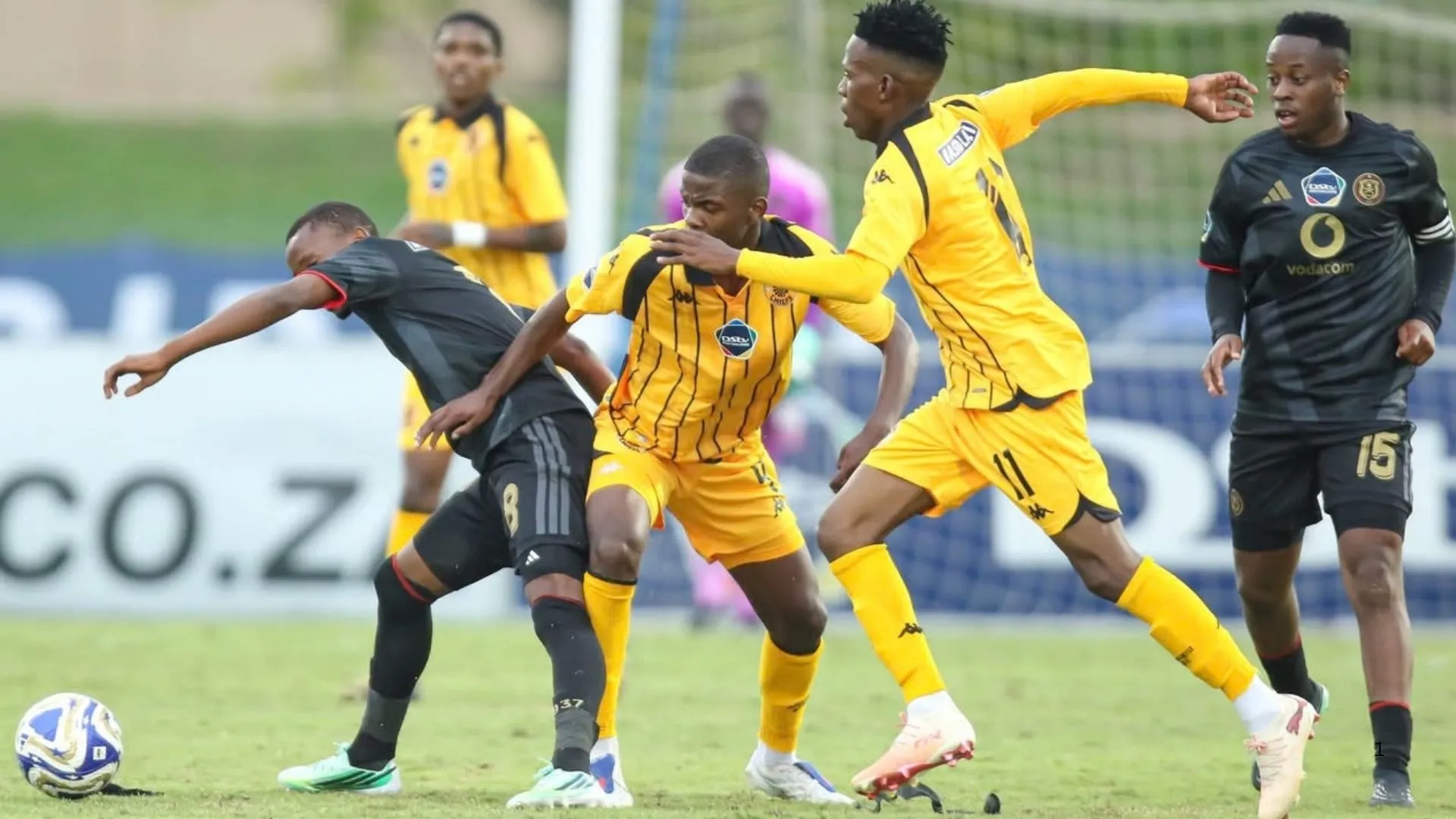 Kaizer Chiefs and Orlando Pirates playing in a DStv Diski Challenge match.