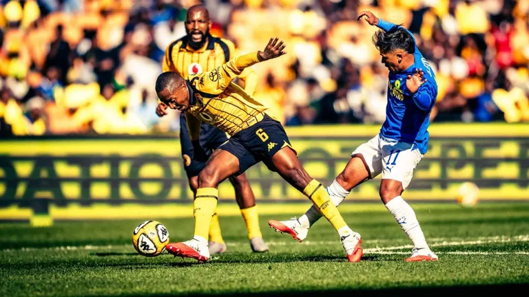 Were Kaizer Chiefs carried vs Sundowns? Star deserved red card: &lsquo;He endangered safety of an opponent!&rsquo;