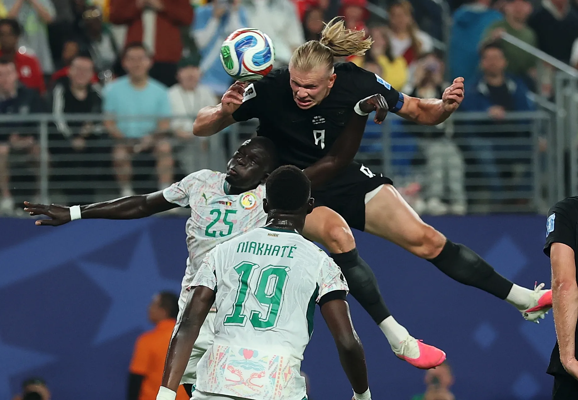 Erling Haaland au duel avec El Hadji Malick Diouf lors du match Norv&egrave;ge-S&eacute;n&eacute;gal. 