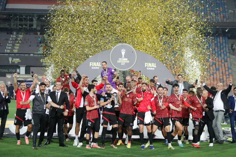 L&rsquo;USM Alger remporte sa deuxi&egrave;me Coupe de la CAF&hellip; apr&egrave;s 17 tirs au but !