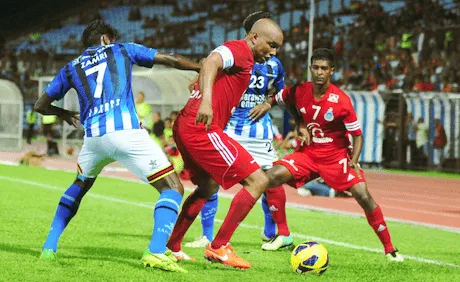 Un prince, un brassard, une trahison : El Hadji Diouf d&eacute;cri&eacute; en Malaisie