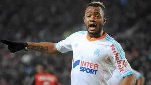 OM : Jordan Ayew vide son sac
