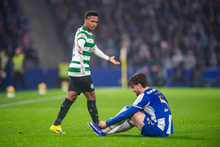 Comme en finale de la CAN 2025, la pol&eacute;mique de la serviette fait irruption dans le Classico Porto-Sporting !