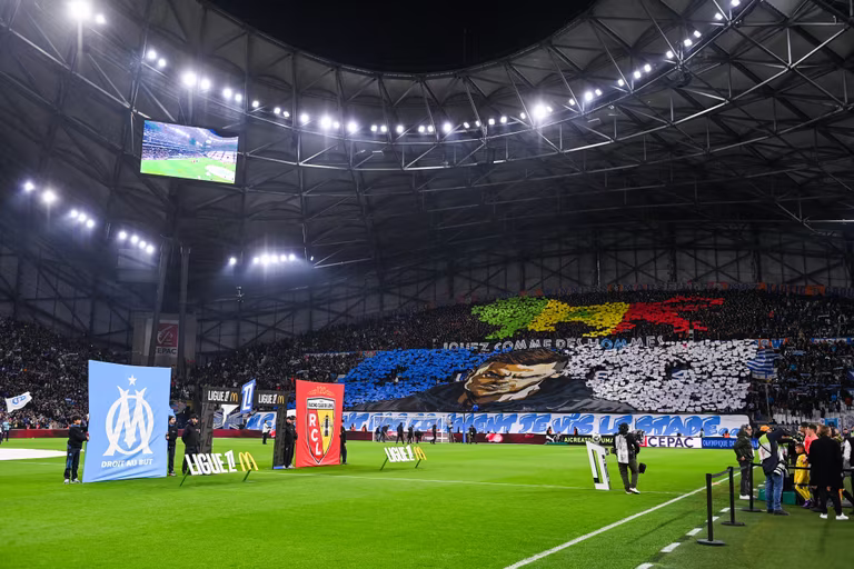 L&rsquo;hommage touchant du Stade V&eacute;lodrome au S&eacute;n&eacute;gal pour OM-Lens
