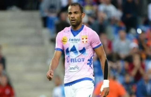 Une défaite, une altercation et un rouge pour Saber Khlifa face au PSG