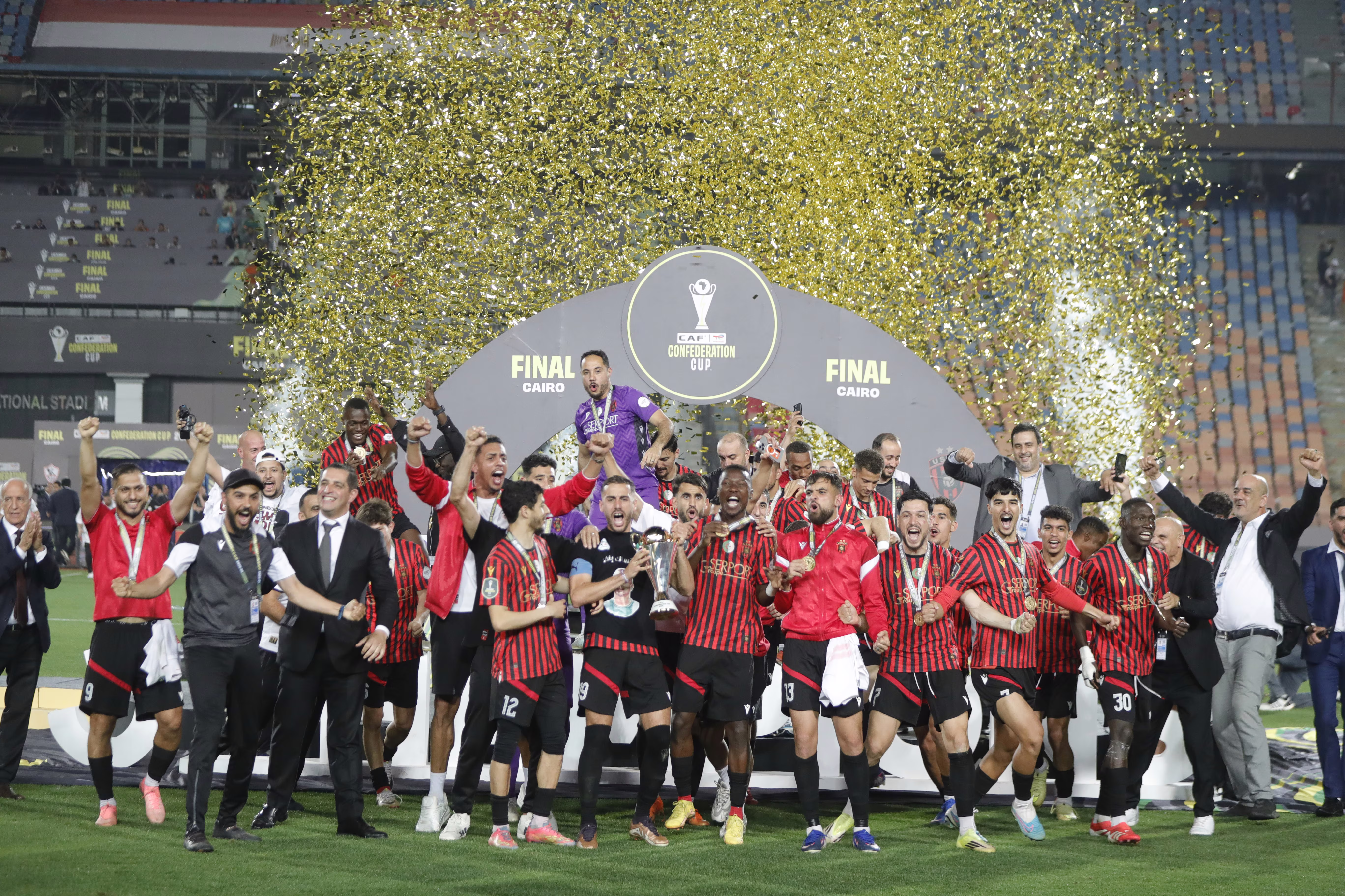 L&rsquo;USM Alger remporte sa deuxi&egrave;me Coupe de la CAF&hellip; apr&egrave;s 17 tirs au but !