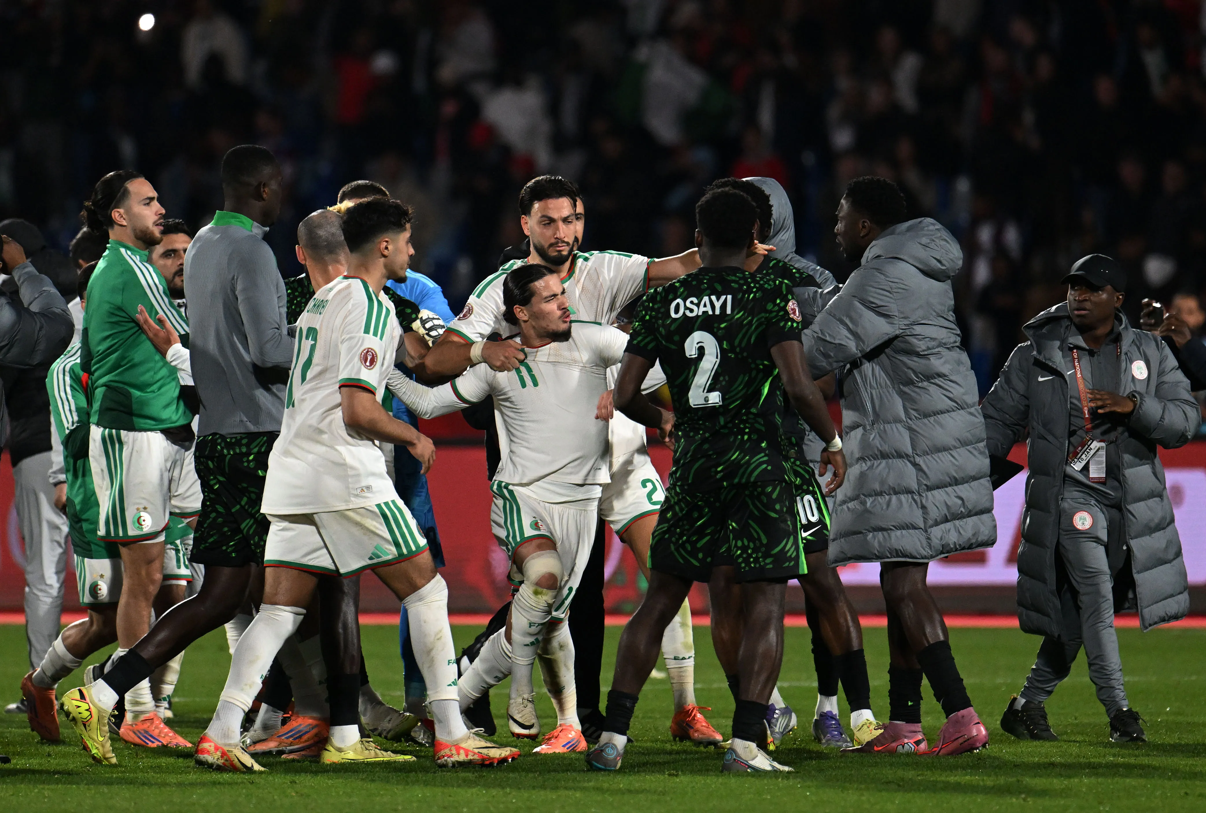 Alg&eacute;rie-Nigeria : apr&egrave;s-match &eacute;lectrique &agrave; Marrakech&hellip; Arbitre escort&eacute;, bagarre entre journalistes, envahissement du terrain &eacute;vit&eacute; de justesse