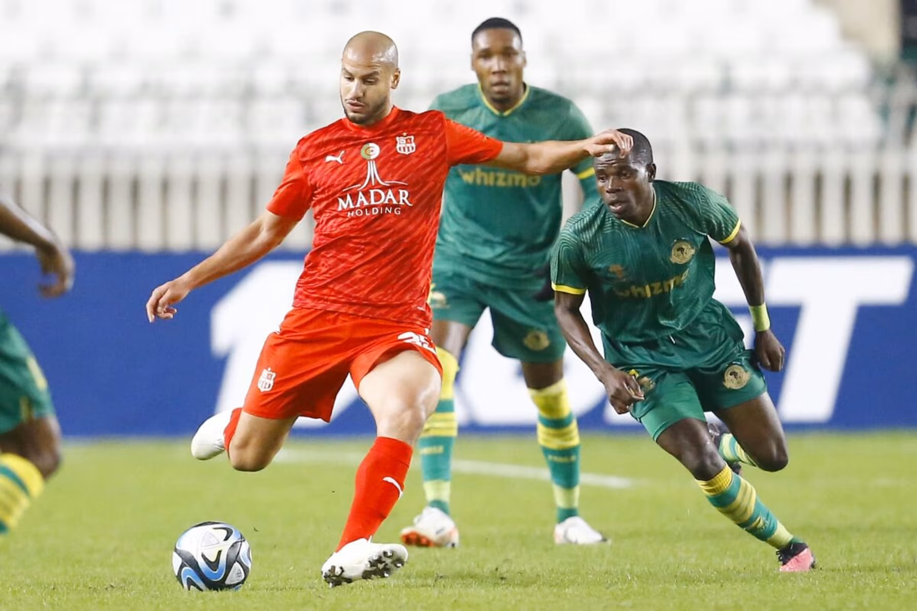 CR Belouizdad&nbsp;: menac&eacute; par son coach en plein match, Guedioura aurait quitt&eacute; l&rsquo;Alg&eacute;rie