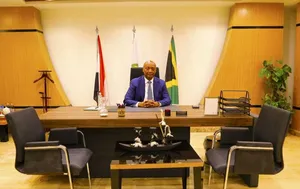 CAF : 41 jours après son élection, le président Motsepe arrive au Caire !