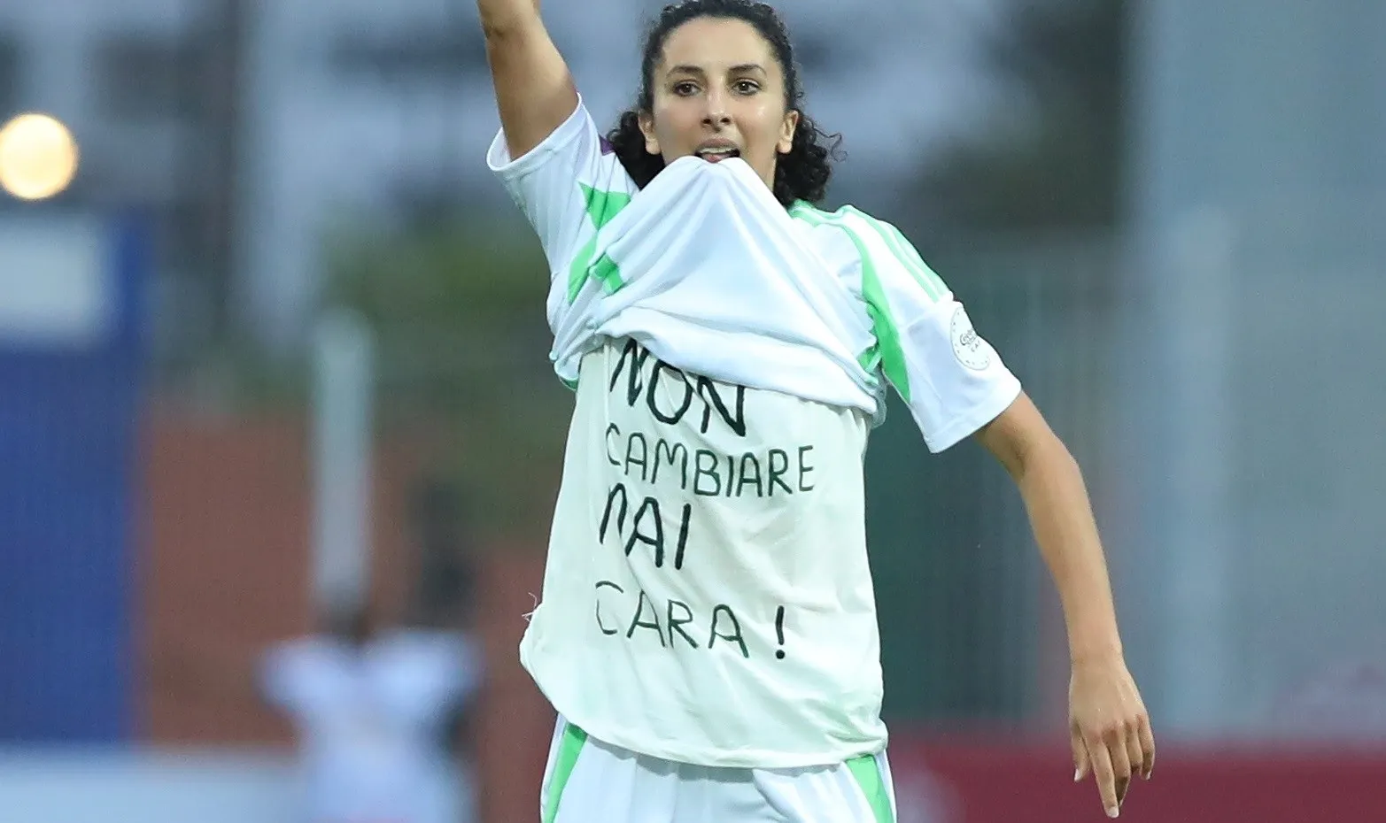 CAN f&eacute;minine 2025 : un clin d&rsquo;oeil &agrave; Imane Khelif ? L&rsquo;Alg&eacute;rienne Ghoutia Karchouni explique enfin le message myst&eacute;rieux sur son t-shirt