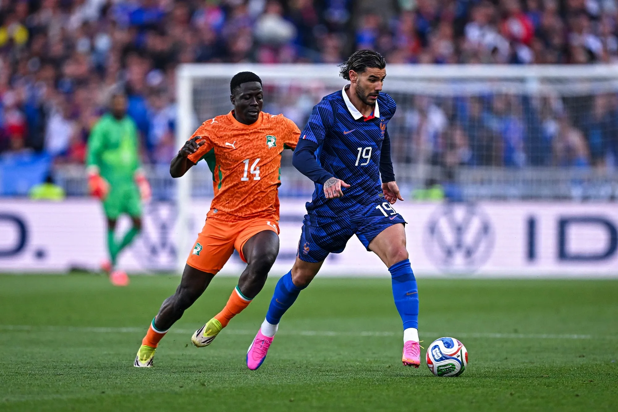 Theo Hernandez face &agrave; Oumar Diakit&eacute; lors de France-C&ocirc;te d'Ivoire