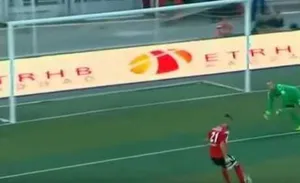 Seul face au but vide, l’immanquable raté d’Aoudia