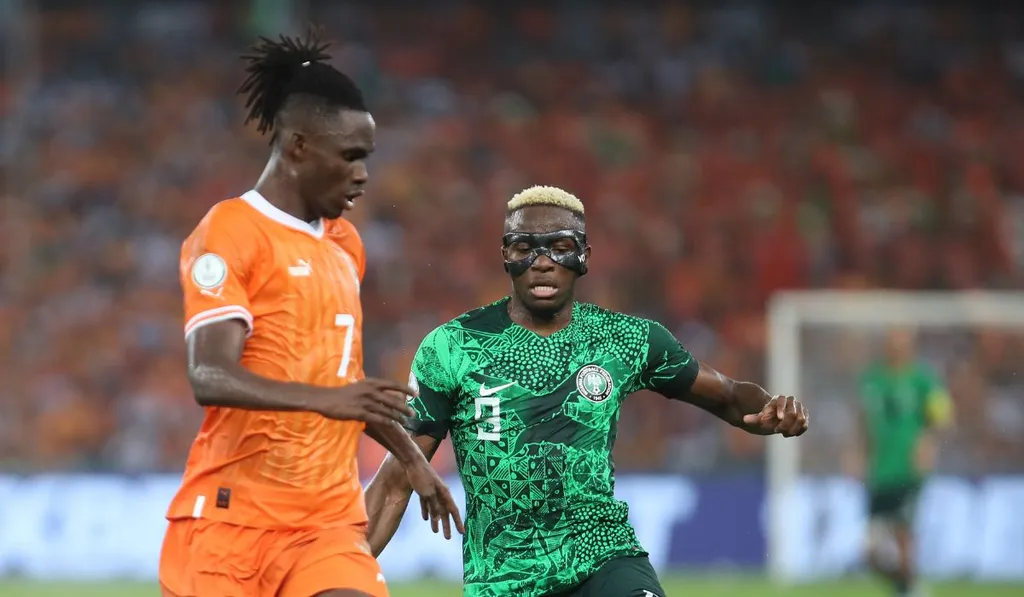 Odilon Kossounou d&eacute;fend contre Victor Osimhen en finale de la CAN 2023 le 11 f&eacute;vrier 2024 entre la C&ocirc;te d&rsquo;Ivoire et le Nigeria &copy; Iconsport