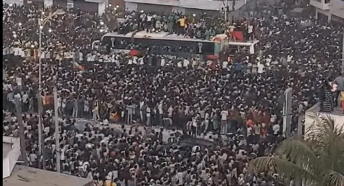 S&eacute;n&eacute;gal&nbsp;: foule &agrave; perte de vue, l&rsquo;incroyable accueil de Dakar &agrave; ses h&eacute;ros