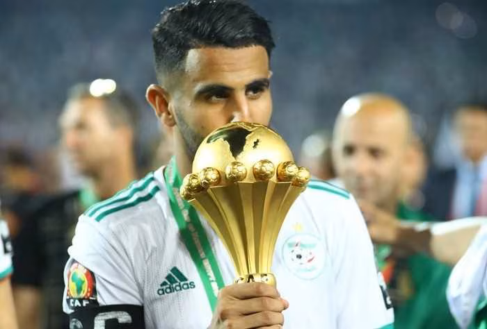 Alg&eacute;rie&nbsp;: Mahrez, Atal et Bensebaini rendent hommage &agrave; Idir