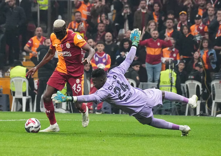 La prouesse d’André Onana devant Osimhen !