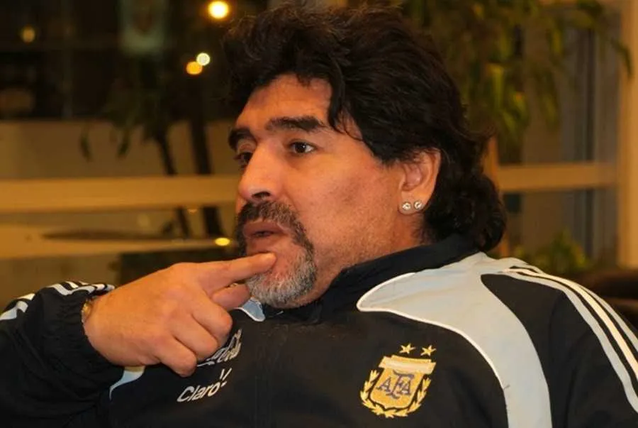 Maradona&nbsp;: l&rsquo;arbitre tunisien met le ballon de la &ldquo;main de Dieu&rdquo; aux ench&egrave;res&nbsp;!