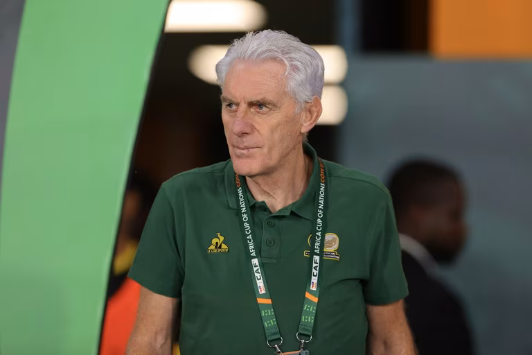 &ldquo;C&rsquo;est un gar&ccedil;on noir, mais il va repartir d&rsquo;ici comme un gar&ccedil;on blanc&rdquo;, Hugo Broos fait scandale avant la CAN 2025