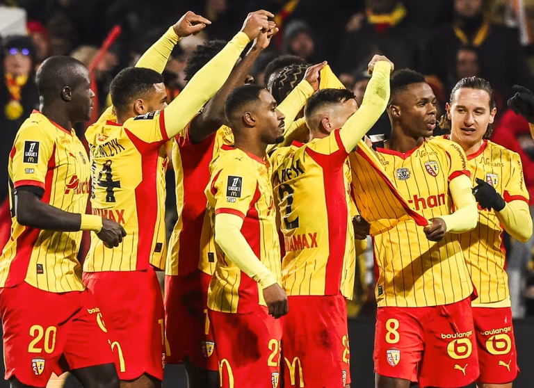 Marc-Vivien Fo&eacute; : pourquoi Lens a c&eacute;l&eacute;br&eacute; le but de la victoire contre Strasbourg avec son maillot