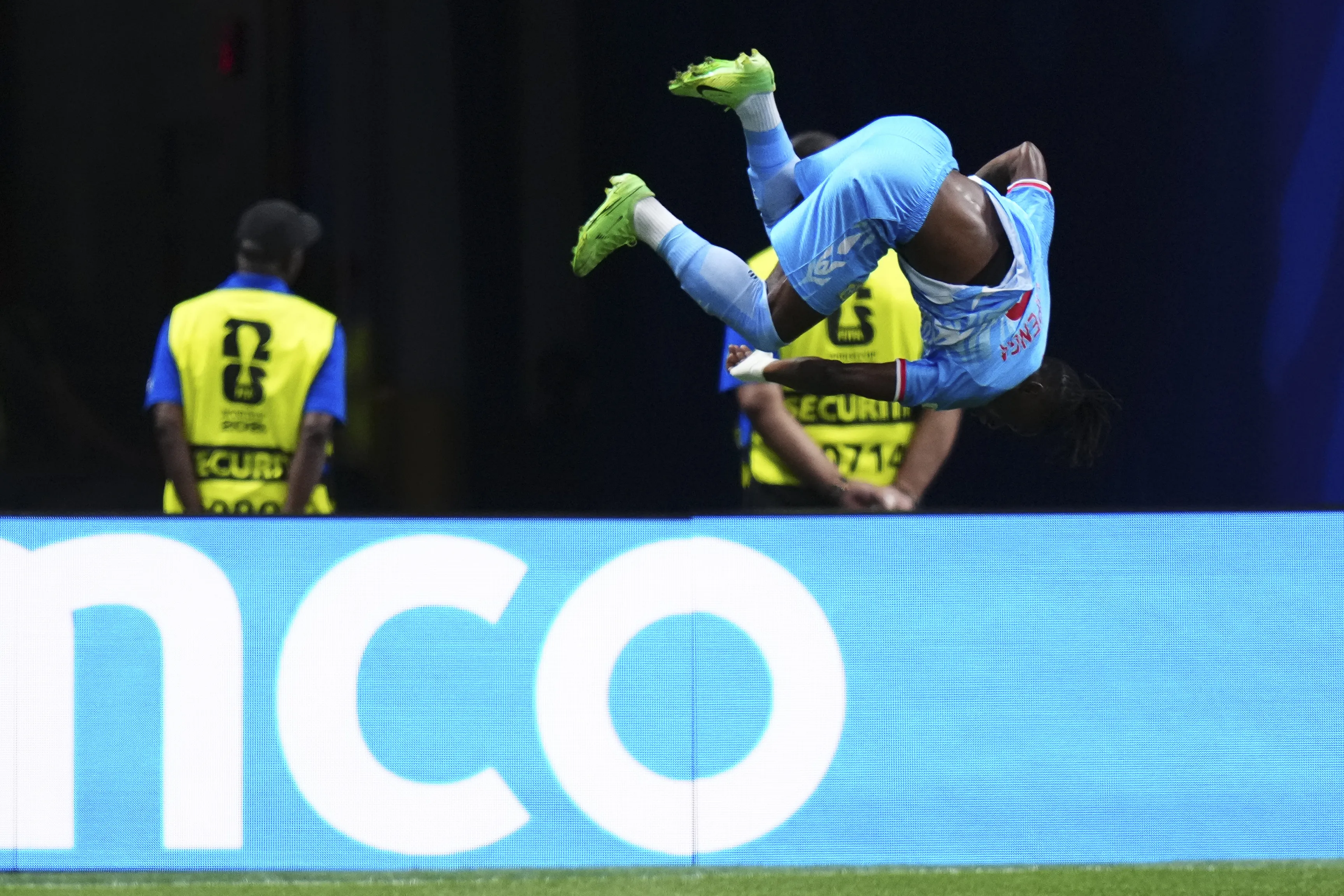 Brian Cipenga c&eacute;l&egrave;bre son but par une pirouette lors du match Angleterre-RDC