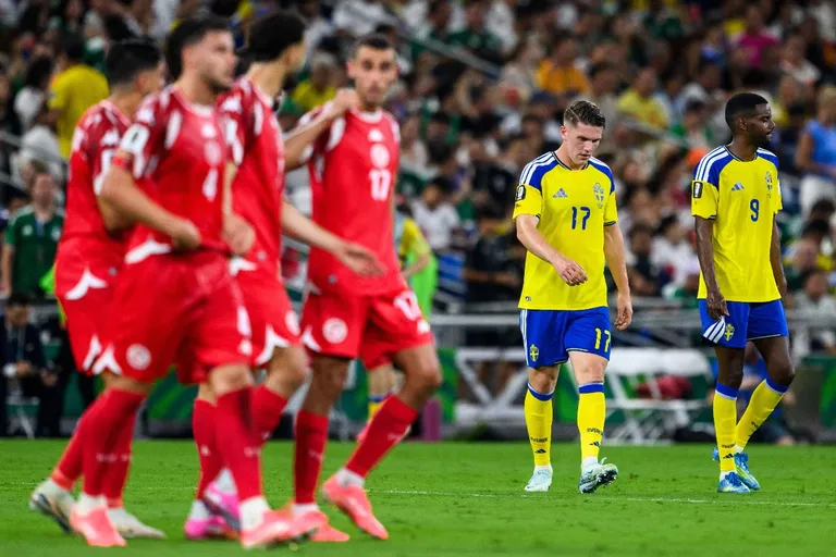 Su&egrave;de 5-1 Tunisie : la d&eacute;fense en d&eacute;route, Mejbri seul rescap&eacute;&hellip; Les NOTES d&rsquo;une Tunisie qui sombre en entr&eacute;e de Mondial