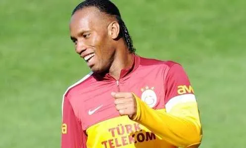 Galatasaray : quand un supporter tacle Drogba