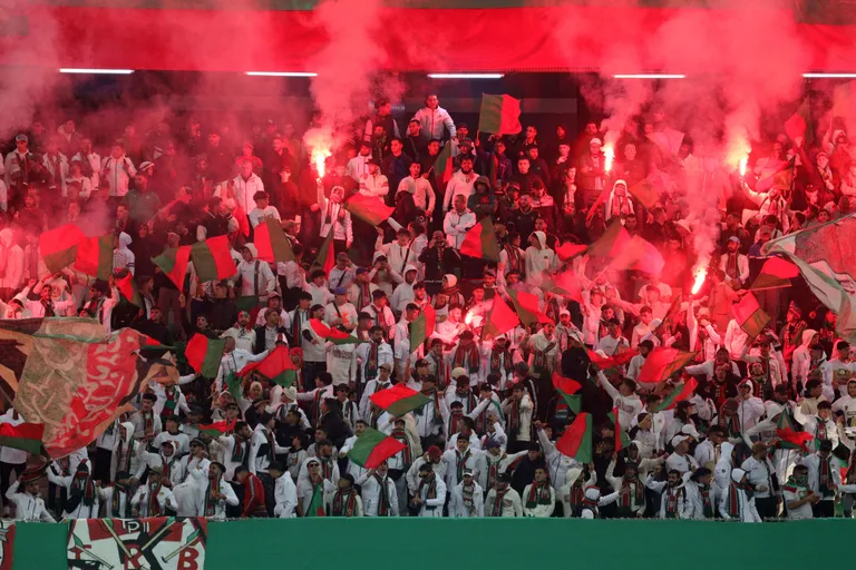 MC Alger : les supporters tentent une intrusion dans le vestiaire, la CAF saisie !