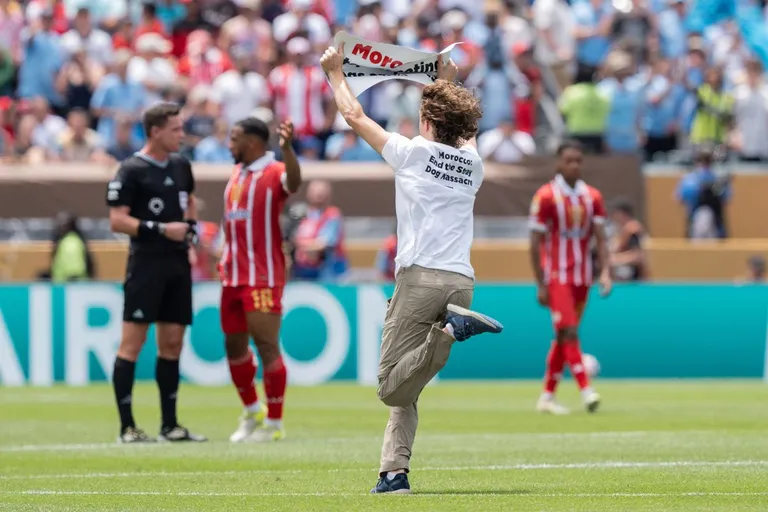 Pourquoi un streaker s&rsquo;en est pris au Maroc lors de Manchester City-Wydad