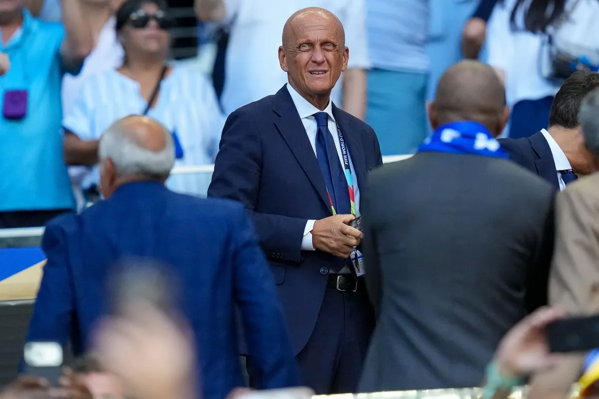 Pierluigi Collina, ancien arbitre italien, observe le match Uruguay-Cap-Vert du groupe H de la Coupe du Monde 2026, au Miami Stadium, &agrave; Miami, le 21 juin 2026.